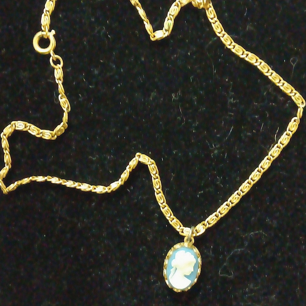 Vintage Avon Cameo Princess Pendant Gold Tone Blue White Swirl- S Link Chain